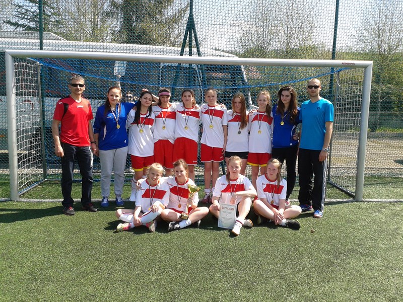 Dziewczęta ZSOiZ w Gromniku Mistrzyniami Powiatu w piłce nożnej