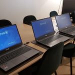 Pięć uruchomionych laptopów ułożonych na stole