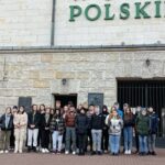 Uczniowie klasy 2 ZSOiZ w Gromniku przed budynkiem Muzeum Wojska Polskiego w Warszawie